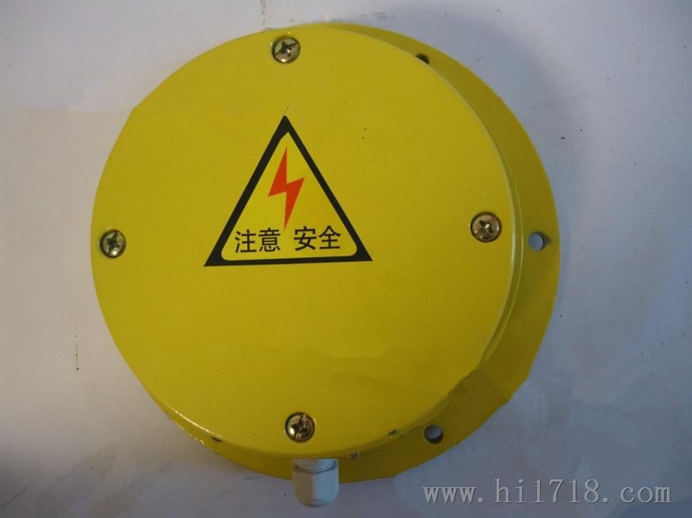 ZGDS-II溜槽堵塞檢測器，溜槽堵塞保護裝置工作原理，溜槽堵塞保護裝置采用門式結構，彈簧復位，安裝在溜槽側壁上。當物料在溜槽中造成堵塞時堆積的物料必定給溜槽側壁一個壓力，從而將本裝置的活動門向內推移。當活動門偏轉角度大于受控角度時，其控制開關動作，從而發出報警或停機信號。如將其接至振動器控制線路上，可實現輕度堵塞時不停機自動振打功能。堵塞故障排除后，活動門自動復位。，JYB/LD-B溜槽堵塞保護裝置使用說明，溜槽堵塞保護裝置又名溜槽堵塞開關，溜槽堵塞檢測器，堵料開關，麻城圖爾克現貨供應皮帶輸送保護裝置，溜槽堵塞開關，批發生產，廠家直銷。JYB/LD-B溜槽堵塞保護裝置采用門式結構，彈簧復位，當物料在溜槽中造成堵塞時，堆積的物料給溜槽側壁一個壓力．從而將本裝置的活動門向外推移，當活動門偏轉一個角度時，其控制溜槽堵塞開關動作發出警告、振打或停機信號。當堵塞故障排除后，活動門在彈簧的作用下自動復位，恢復原狀態。溜槽堵塞開關也可通過地址編碼器發送狀態數據至遠程控制室。后面設有檢修門，便于使用中平常維護。，溜槽防堵保護裝置廠家